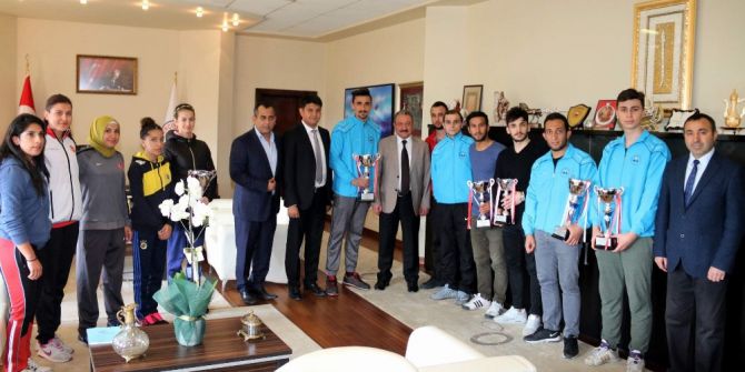 Şampiyon Sporculardan Rektör Güven’e Ziyaret