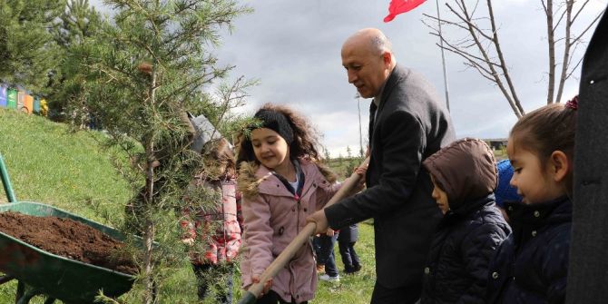 Minik Öğrenciler Kampüse Fidan Dikti