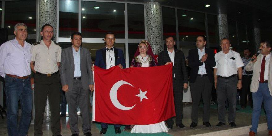 Kavak’ta Gelin Ve Damat Demokrasi Nöbetinde