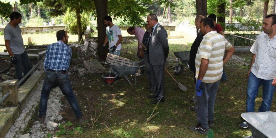 Mezarlık Alanına 115 Bin Çiçek Dikildi