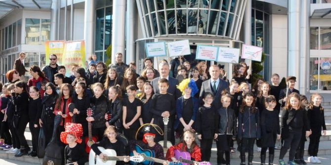 Tiyatro Okulu Öğrencileri Dünya Tiyatro Gününü Kutladı