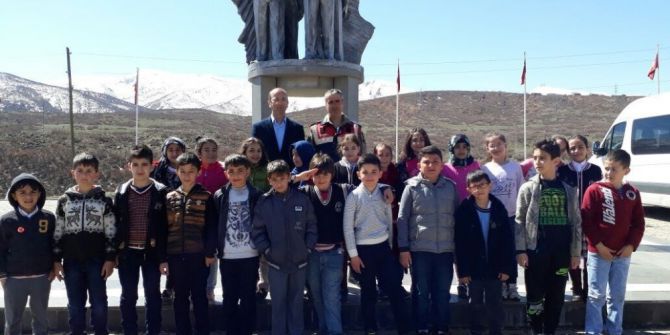 Öğrenciler, Şehitlik Anıtını Ziyaret Etti