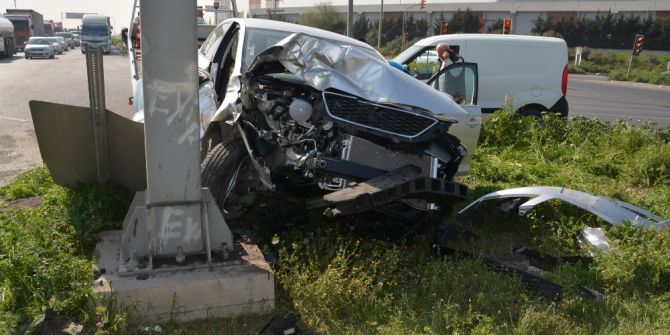 Aliağa’da Kamyonet İle Otomobil Çarpıştı: 2 Yaralı