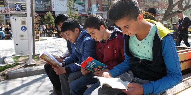 Park İçerisinde Kitap Okudular
