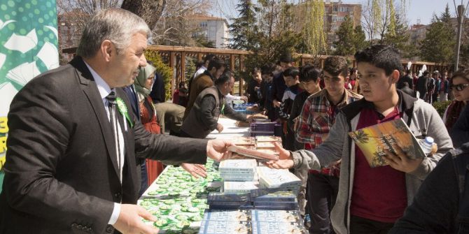 Başkan Çelik ’Kitap Bizden Okumak Sizden’ Etkinliğinde Kitap Dağıttı
