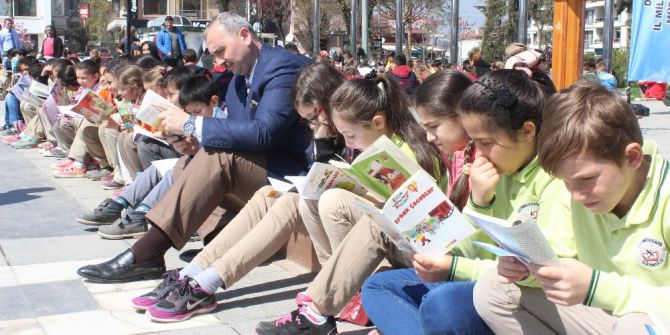 Bin Öğrenci Aynı Anda Kitap Okudu