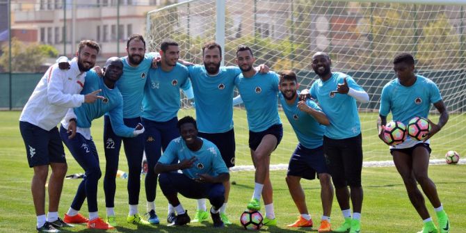 Efecan Karaca: "Desteğe Çok İhtiyacımız Var"