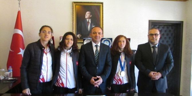 Kaymakam Öner Başarılı Sporcuları Ödüllendirdi