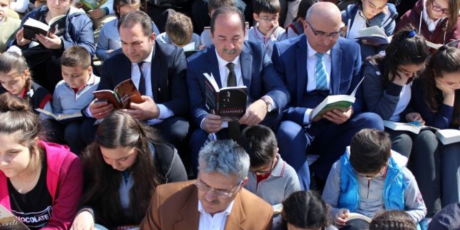 Edirne’de Caddede Kitap Okudular