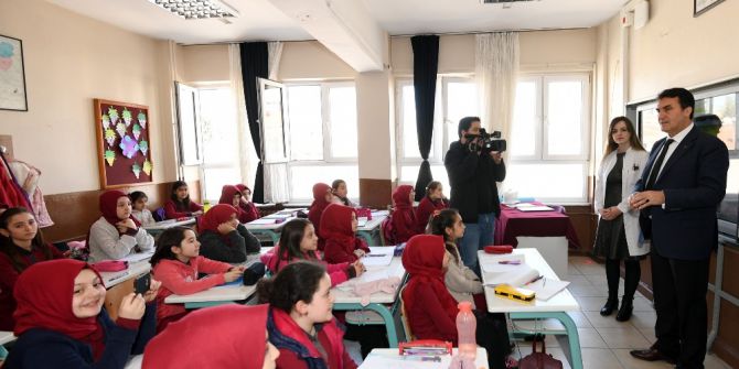 Öğrencilerden Dündar’a Doğum Günü Sürprizi