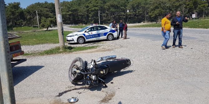 Motosiklet Otomobile Çarptı: 2 Yaralı