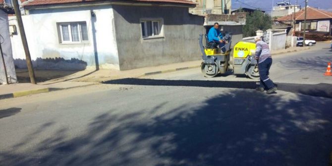 Alaşehir’de Bozulmuş Yollara Asfalt Çalışması