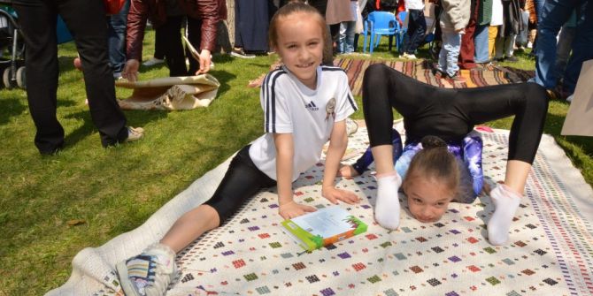 Cimnastik Yaparak Kitap Okudular