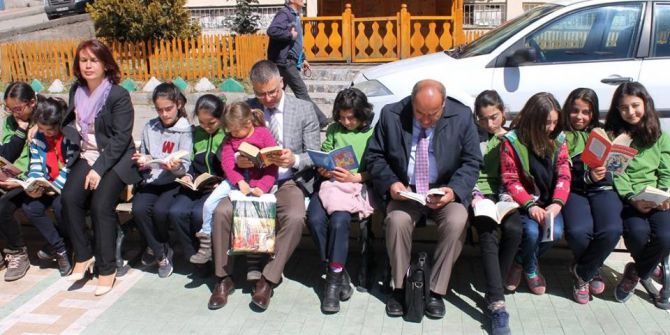 Şavşat Kaymakamı Öğrencilerle Sokakta Kitap Okudu
