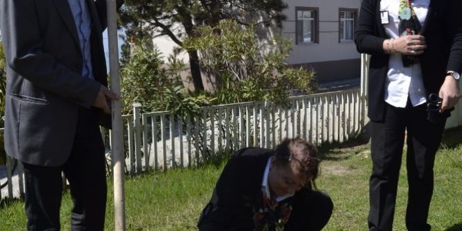 Öğrenciler Hastane Bahçesine Fidan Dikti