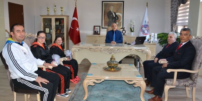 Şampiyon Sporculardan Milli Eğitim Müdürüne Ziyaret
