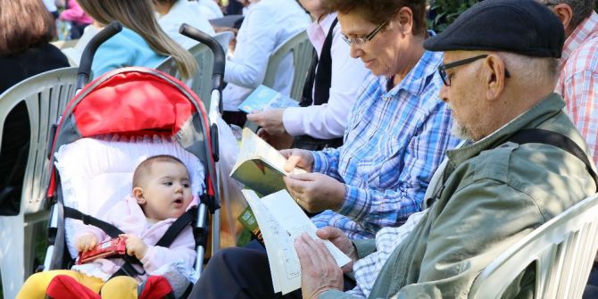 Bebekleriyle Kitap Okudular