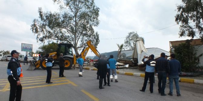 Marmaris’te Turizm Sezonu Öncesi Kaçak Yapılar Yıkılıyor