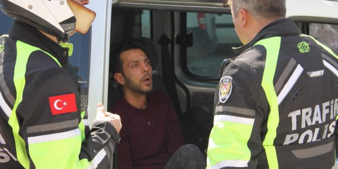 Kaza Yaparak Yola Devam Eden Otomobili Polis Ekipleri Durdurdu