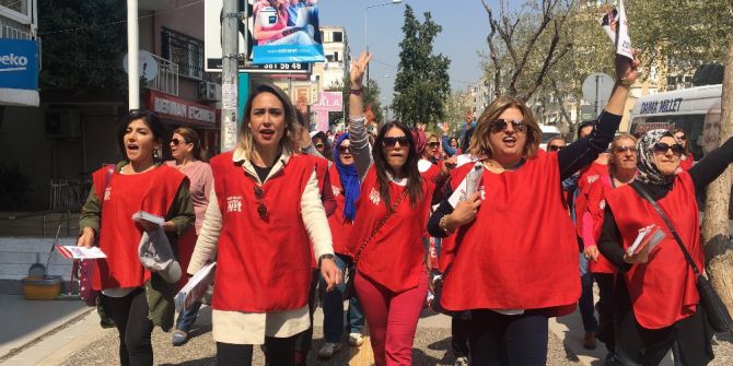 İzmirli Kadınlardan Sloganlı ‘Evet’ Kampanyası