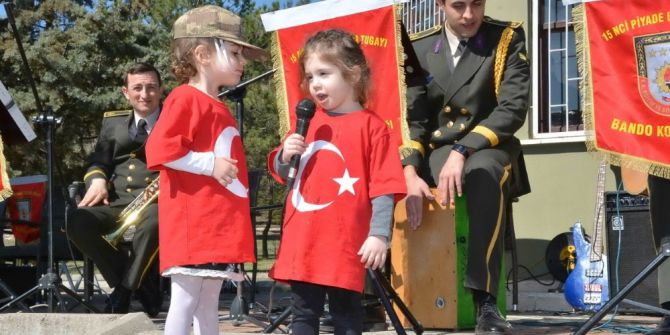 Askeri Bandodan Çocuk Şarkıları Sürprizi