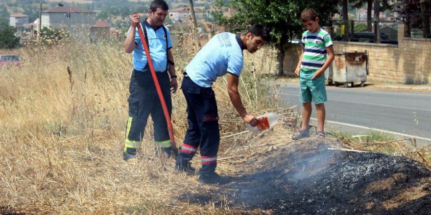 İtfaiye Ekipleri Şişe Ve Kovalarla Su Taşıdı