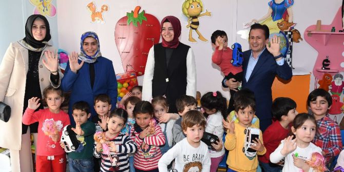 Bakan Kaya, Tuzla Belediyesi Gönül Elleri Çarşısını Ziyaret Etti