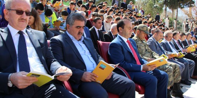 Yöneticilerle Öğrenciler Kitap Okudu