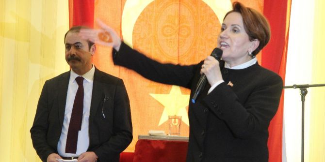 Meral Akşener’e Balkondan ‘Evet’ Protestosu