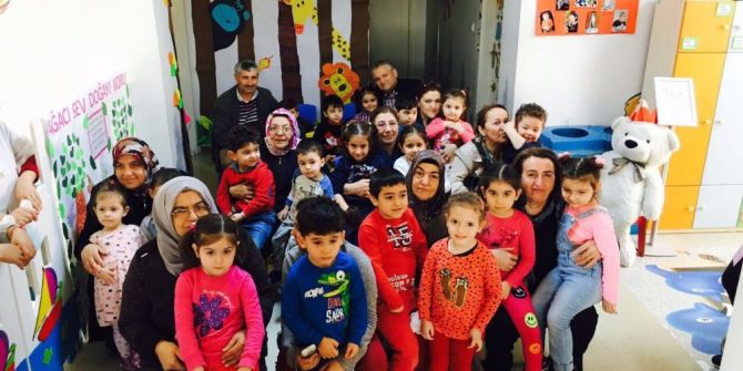 Torunlarıyla Kreşte Buluştular