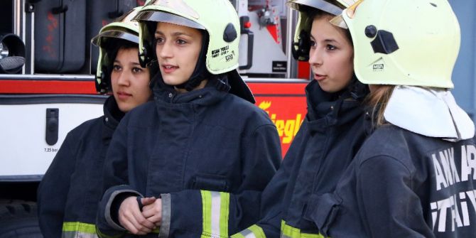 Liseli Kızlar İtfaiyeci Olmak İçin Ter Döküyor