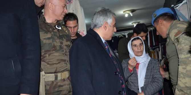 Vali Toprak’a Sarılan 4 Çocuk Annesinin İş Talebi