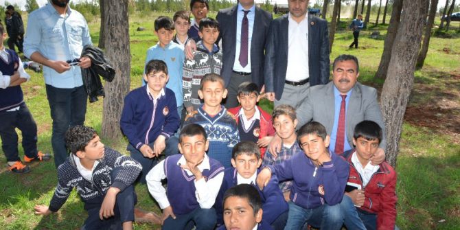 Öğrenciler Gölet Çevresinde Çöp Toplayıp Ağaç Dikti