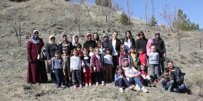 Sungurlu’da Minik Öğrenciler Fidan Dikti