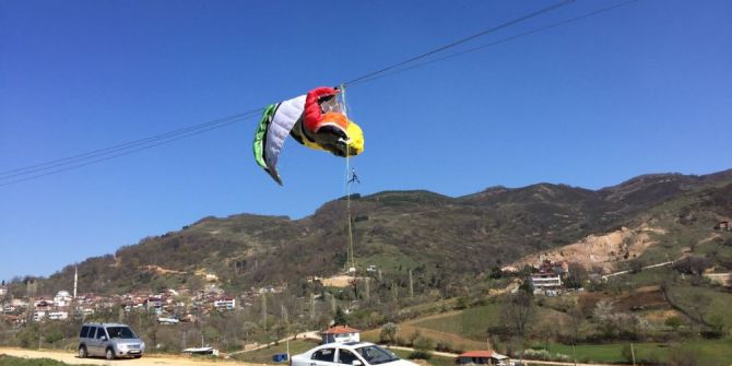 İranlı Yamaç Paraşütçü 34 Bin Volt Elektrik Tellerine Dolandı