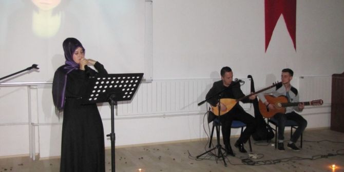 Üniversite Öğrencilerinden Türkü Gecesi Ve Şiir Dinletisi