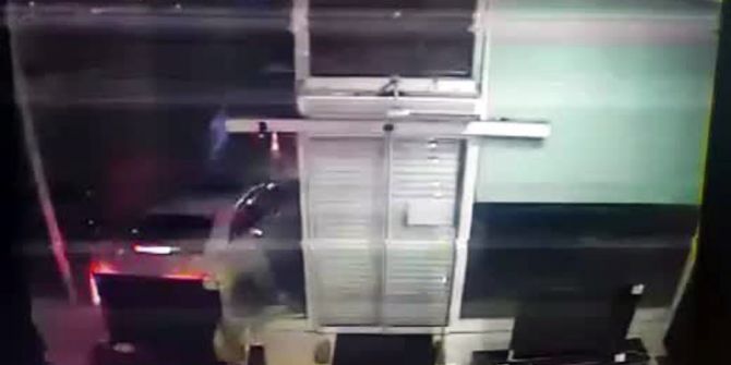 Mağazanın Camını Lüks Araçla Kıran Hırsızlar Kamerada