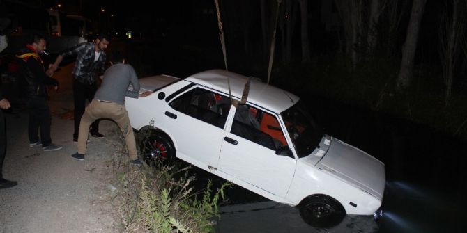 Otomobil Su Kanalına Uçtu