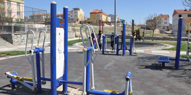 Parkı Ve Spor Sahasını Ateşe Verdiler