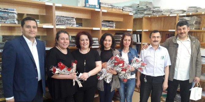 Kütüphane Haftası’nı Karanfil Dağıtarak Kutladılar