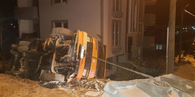 Yan Yatan Kamyonun Sürücüsü Yaralandı