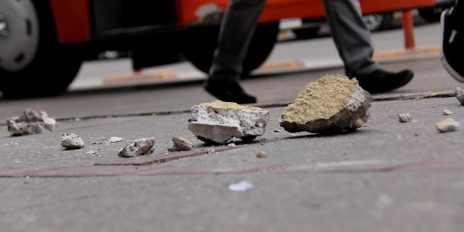 Balkondan Kopan Parçalar Caddeye Düştü