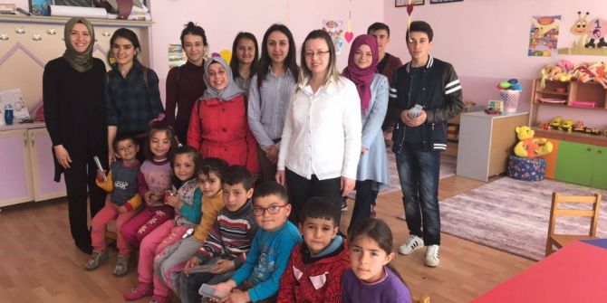 Topladıkları Kırtasiye Malzemelerini Köy Okullarına Dağıttılar