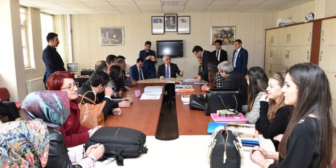 Vali Tuna Öğrencilerle Bir Araya Gelmeye Devam Ediyor