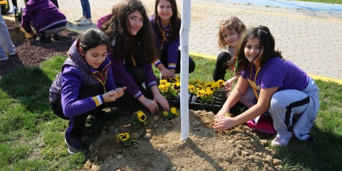 Nilüfer Çocukların Elleriyle Çiçek Açtı