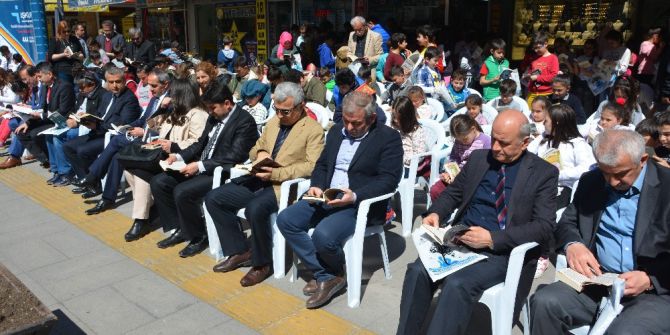 Caddede Toplu Kitap Okuma Etkinliği