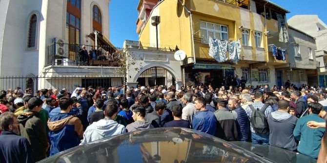 Bağcılar’da Öldürülen 16 Yaşındaki Çocuk Son Yolculuğuna Uğurlandı