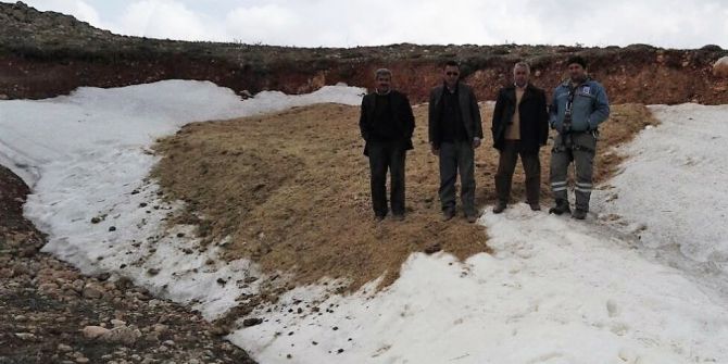 Yazın Yemek İçin Saman Altında Kar Saklıyorlar
