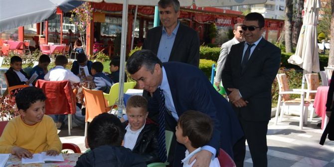 Parkta Kitap Okudular