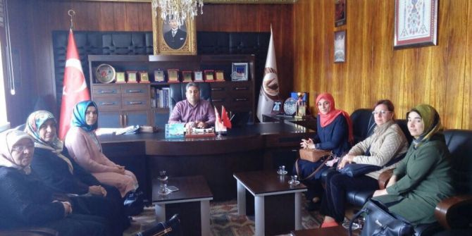 Ak Parti Kadın Kolları Çat Kasabasında Referandum Çalışmaları Yaptı